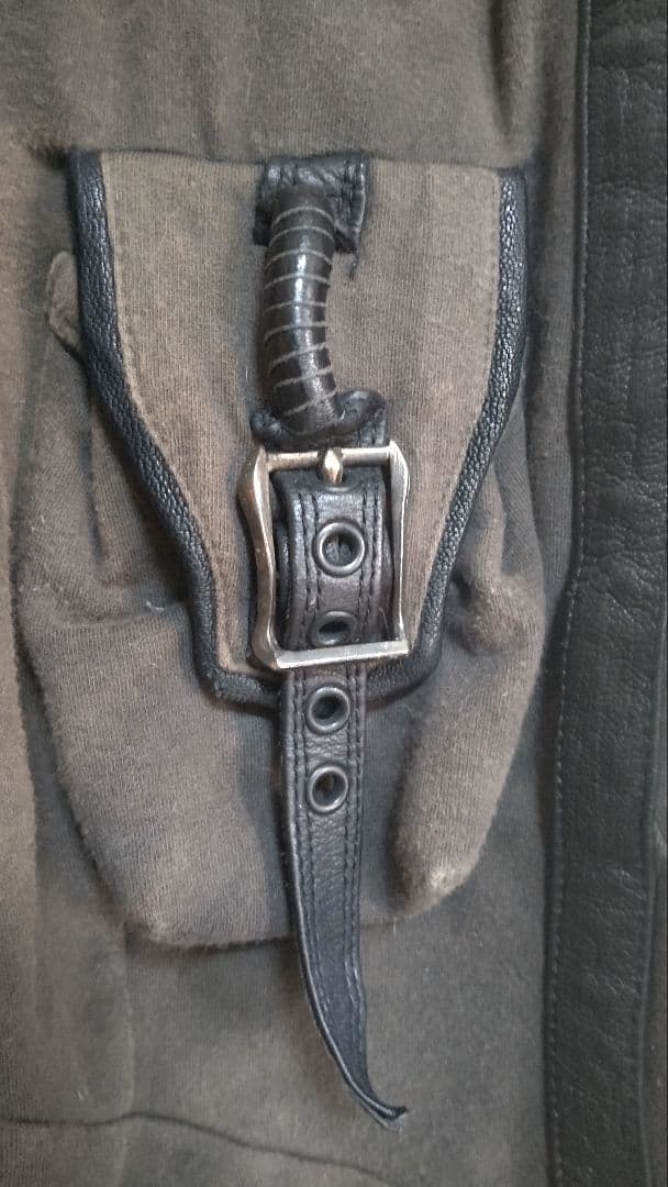 KMRii / レザーパイピングクロップドスウェットパンツ