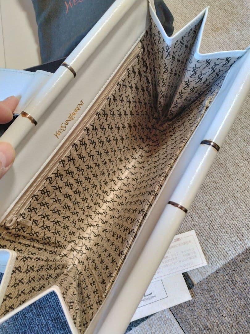 Yves Saint Laurent ホワイト クラッチバッグ