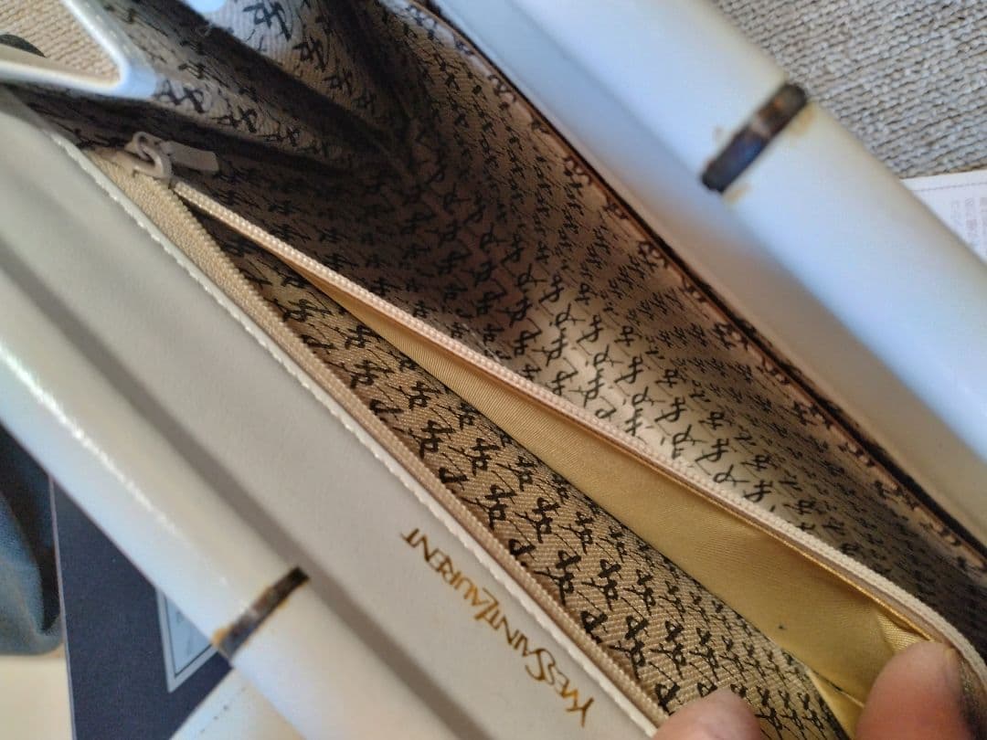 Yves Saint Laurent ホワイト クラッチバッグ