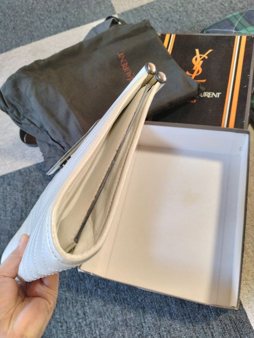 Yves Saint Laurent ホワイト クラッチバッグ