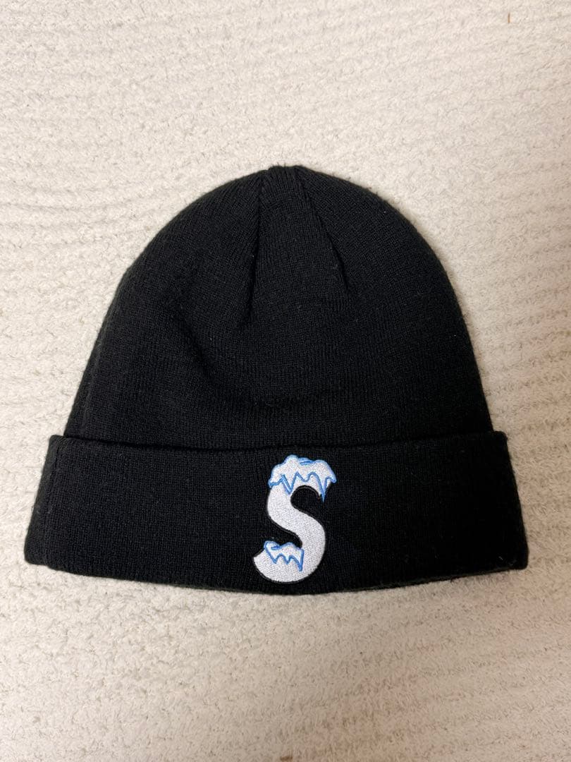 黒色ニット帽 S刺繍 Supreme