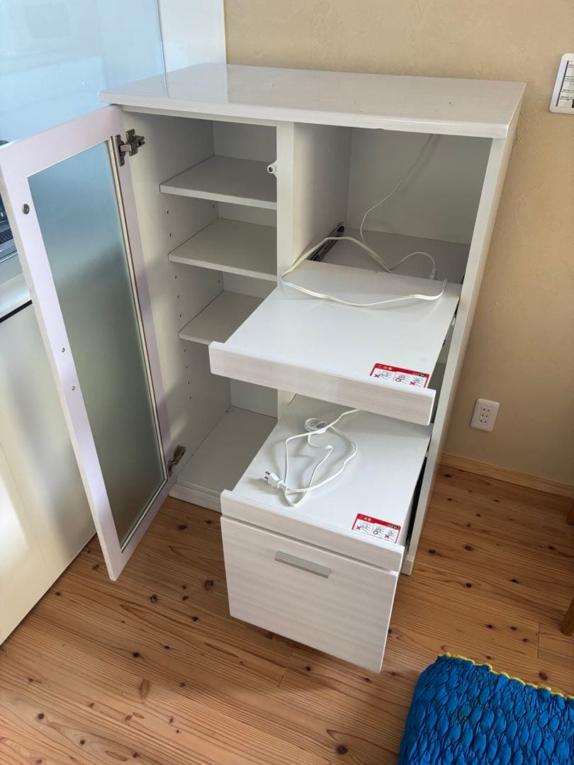 食器棚 ホワイト　ガラス扉付き 中型　コンセント4箇所　炊飯器台付き