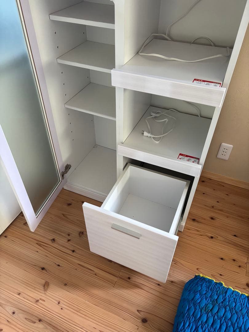 食器棚 ホワイト　ガラス扉付き 中型　コンセント4箇所　炊飯器台付き