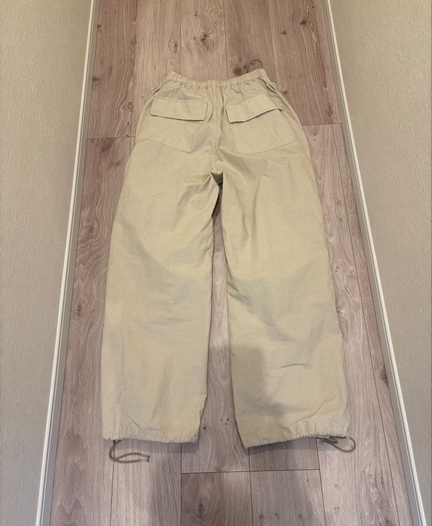 シシクイ　パラシュートパンツ　 クリーム Sサイズ