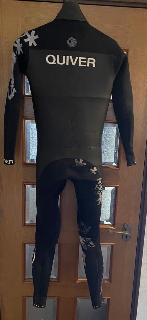 QUIVER セミドライフルスーツ 黒 420ART PRINT／メンズ M相当