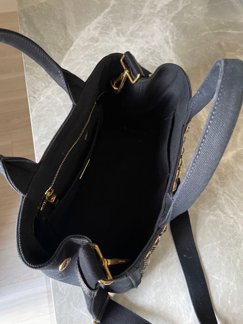 PRADA スタッズ付き黒ハンドバッグ