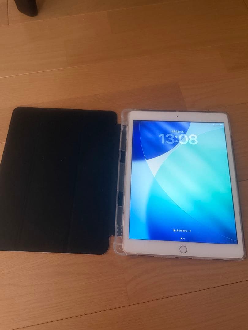 iPad (第8世代) リボン柄ケース付き　ジャンク