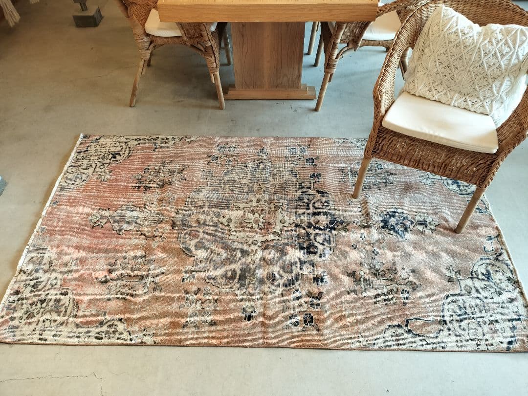 サーモンピンクとネイビーのメダリオンラグ　ヴィンテージトルコラグNo.661