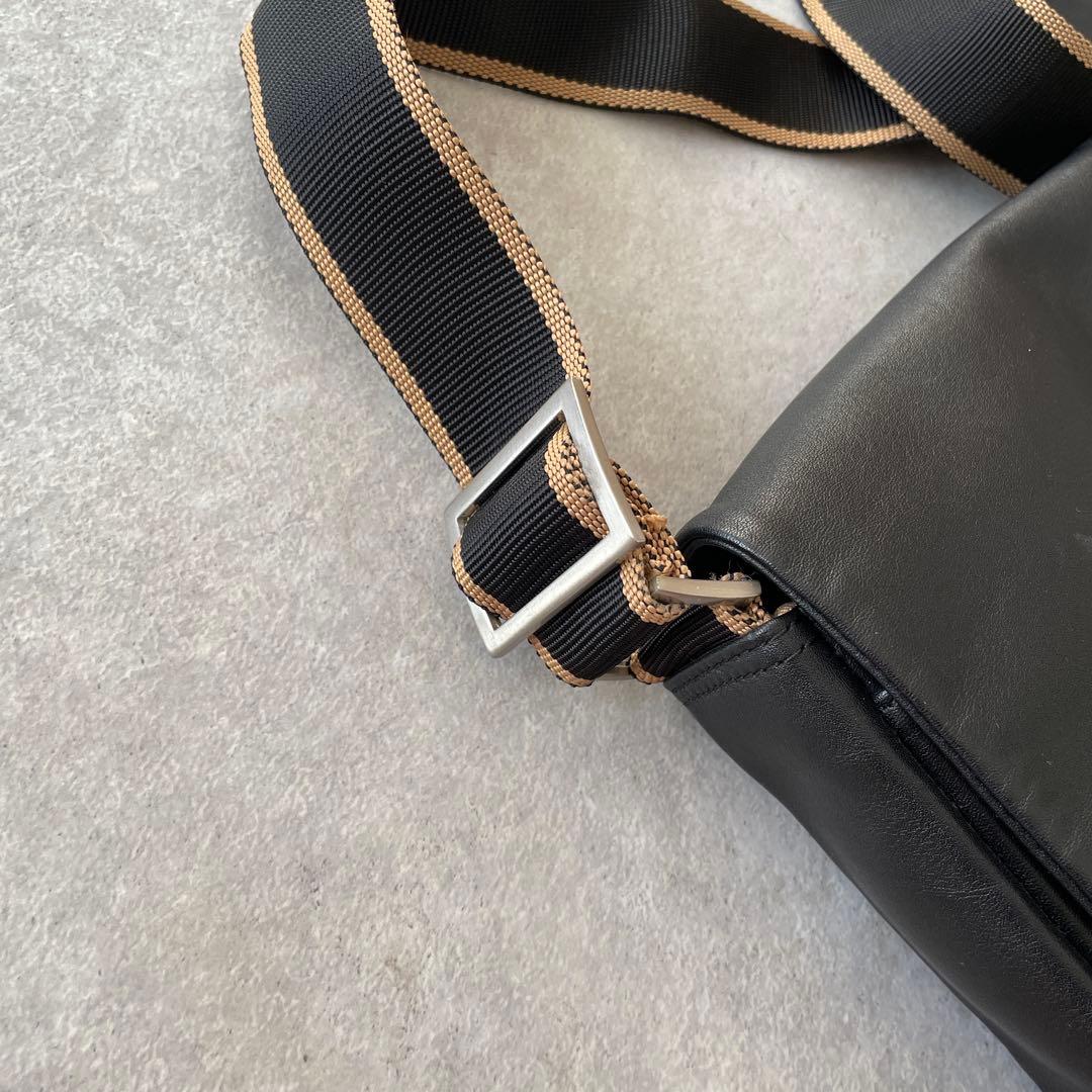 美品 ブリー BREE フラップショルダーバッグ ブラック