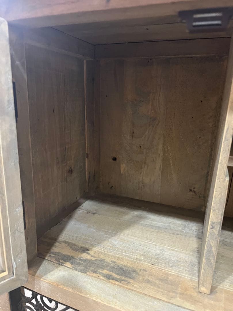 【Sale最終価格】 脚のアイアン飾りが素敵な脚飾付フレンチキャビネット