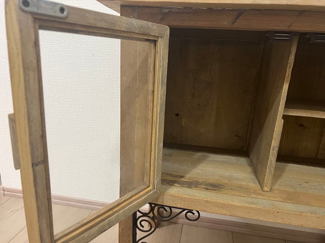 【Sale最終価格】 脚のアイアン飾りが素敵な脚飾付フレンチキャビネット