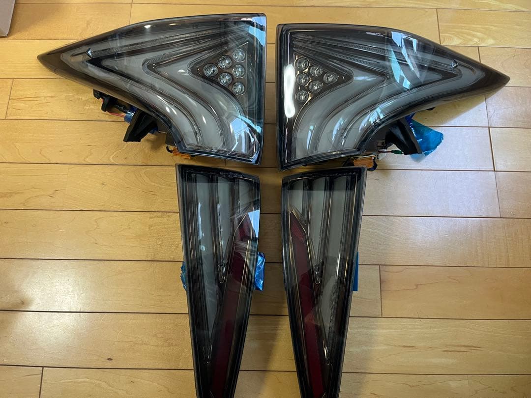 中古品 Valenti製 プリウス50系テールランプ