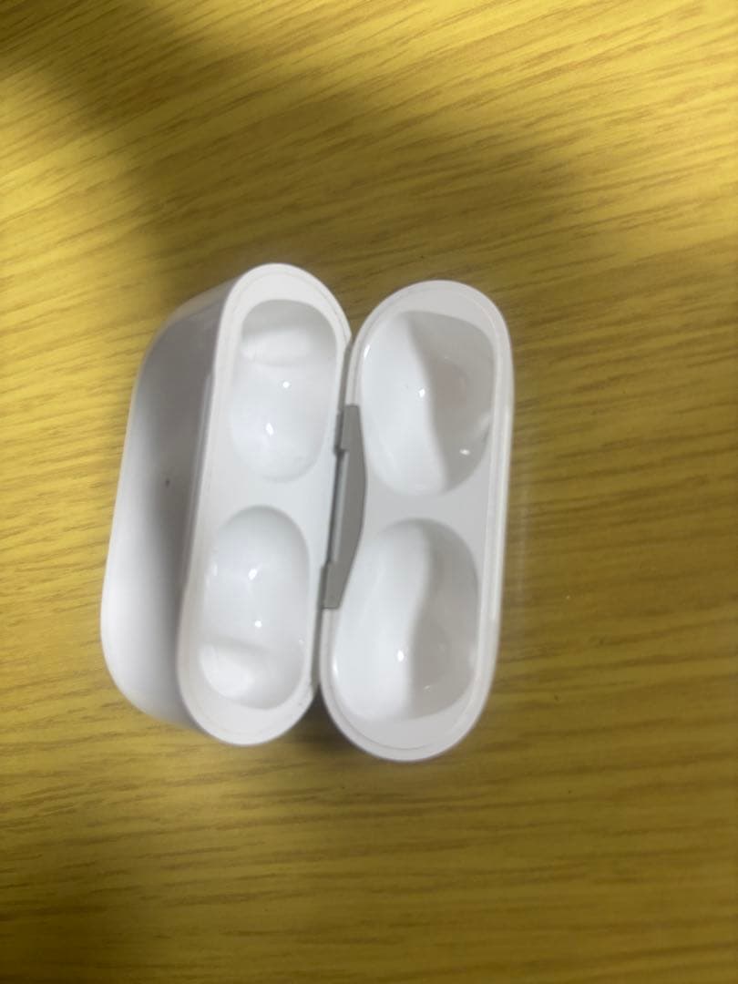 AirPods Pro 第2世代 本体ケースと右耳