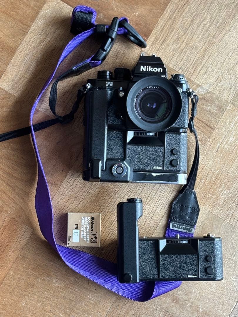 Nikon F3 P報道用カメラ、予備モードラ付き