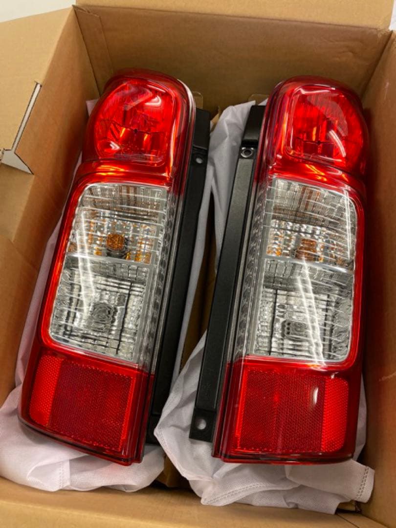 日産キャラバンテールランプ 2個セット レッド/クリア