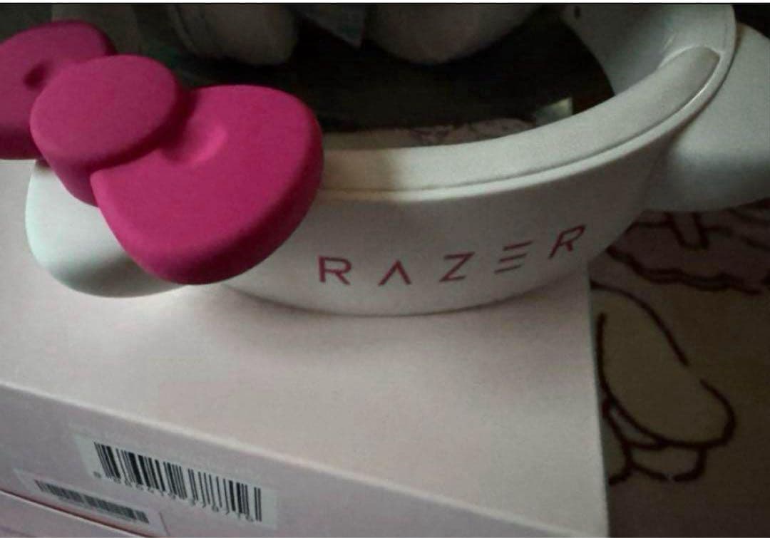 ハローキティ　サンリオ RAZER ゲーミングヘッドセット　ヘッドホン　新品