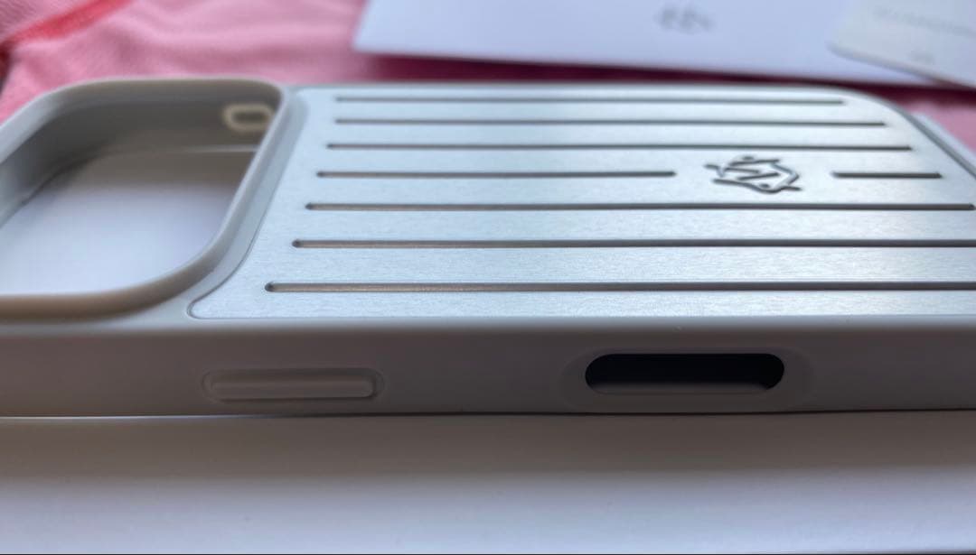 RIMOWA iPhone17pro ケース シルバー 完売品