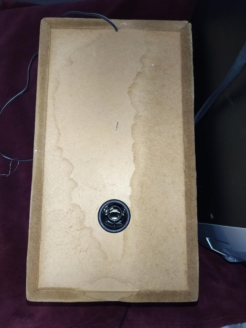 カセットテープ、レコード、3枚CDチェンジャー、USB、SDカード、AM/FM