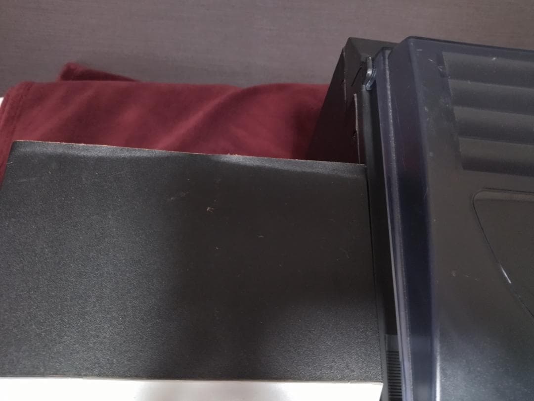 カセットテープ、レコード、3枚CDチェンジャー、USB、SDカード、AM/FM