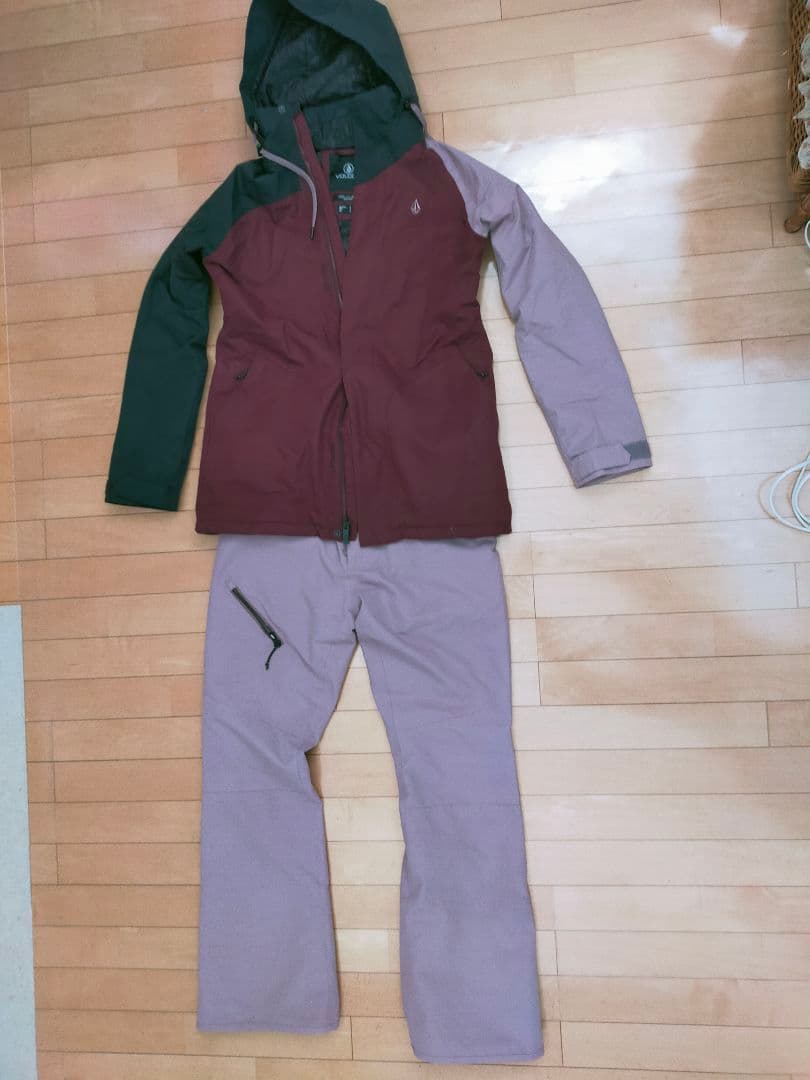 volcom スノーボードウェアセット（ジャケット・パンツ）