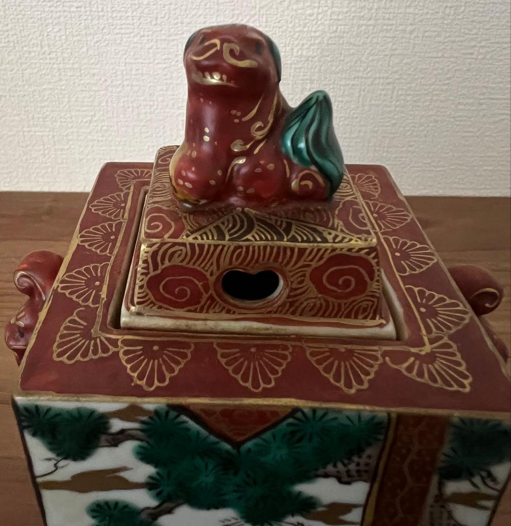 九谷焼 九谷庄三 赤絵獅子摘み角香炉 箱付き