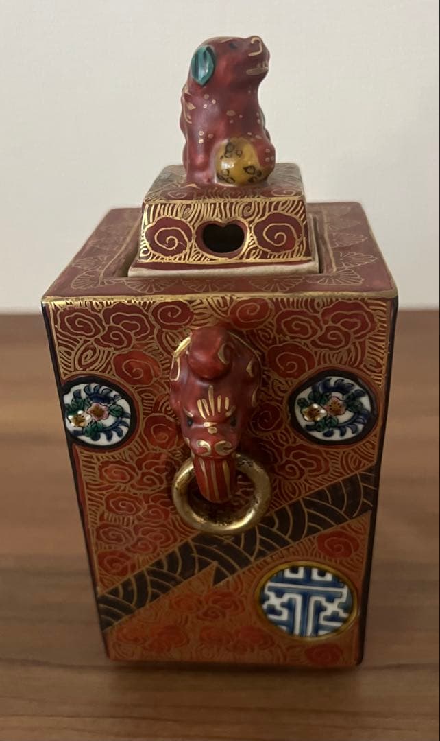 九谷焼 九谷庄三 赤絵獅子摘み角香炉 箱付き