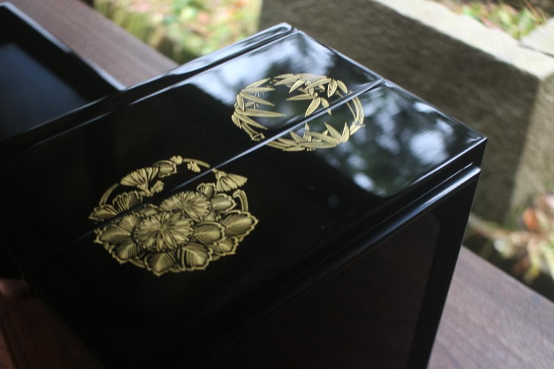 新品並！端正な内朱黒漆に極上四君子丸沈金の映える台付二段重（検輪島塗蒔重箱お重