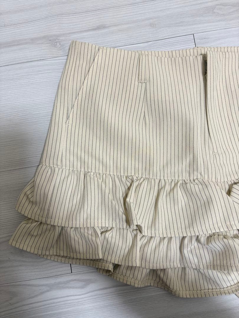 ピンストライプ ティアード ショートパンツ TINA：JOJUN