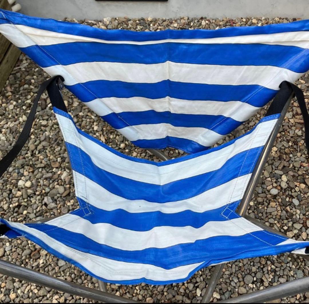 赤と白、青と白のガタパウトチェアセット