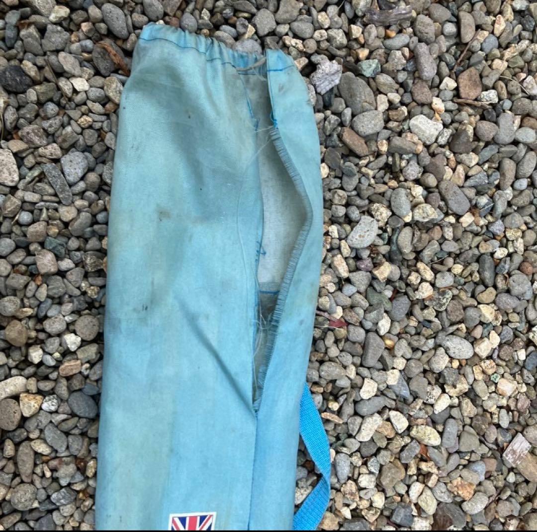 赤と白、青と白のガタパウトチェアセット