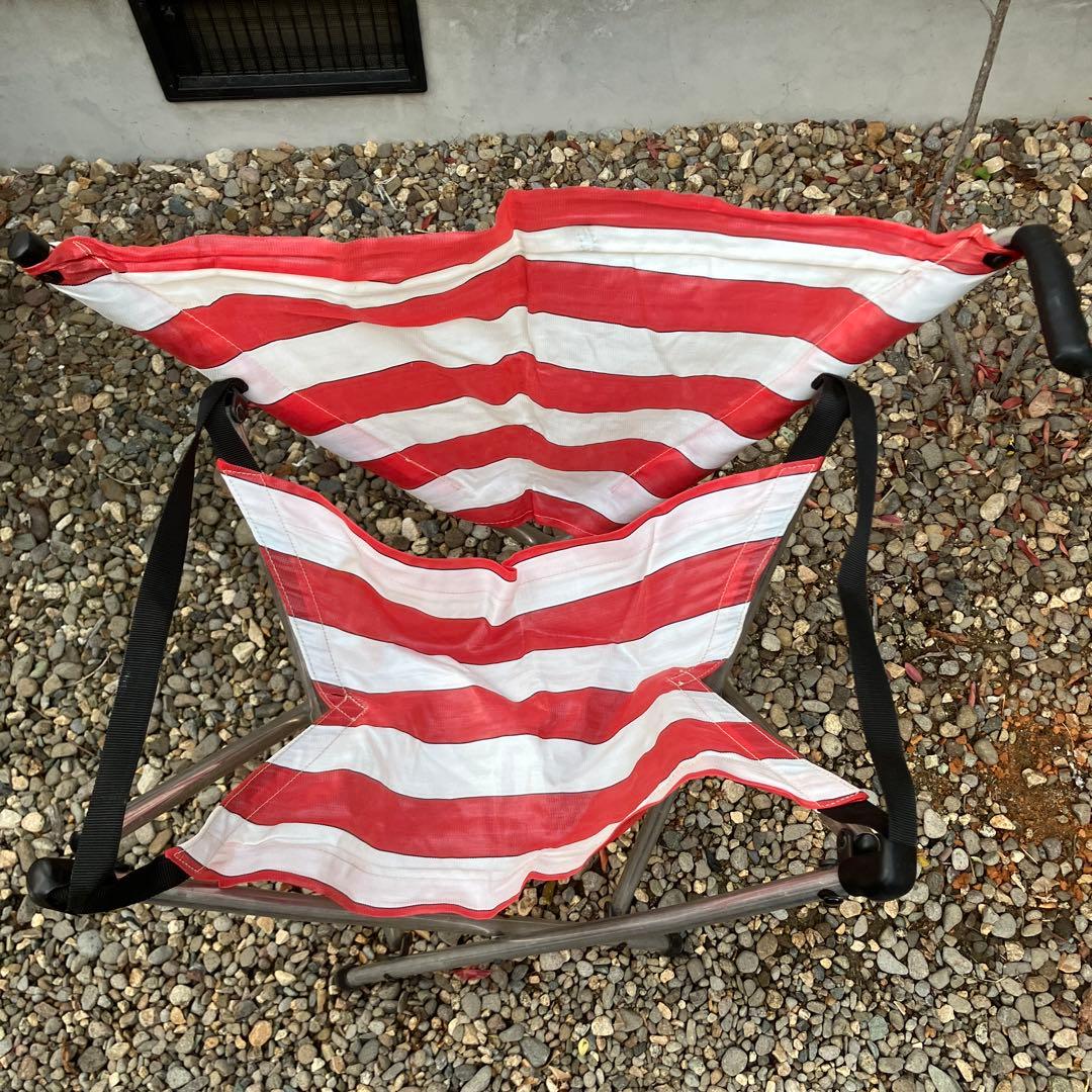 赤と白、青と白のガタパウトチェアセット