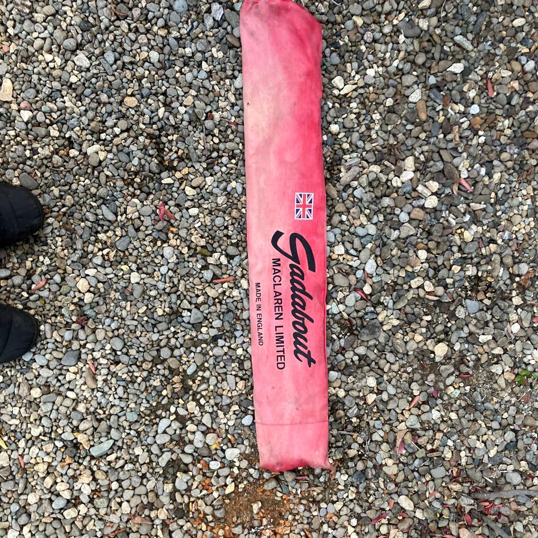 赤と白、青と白のガタパウトチェアセット