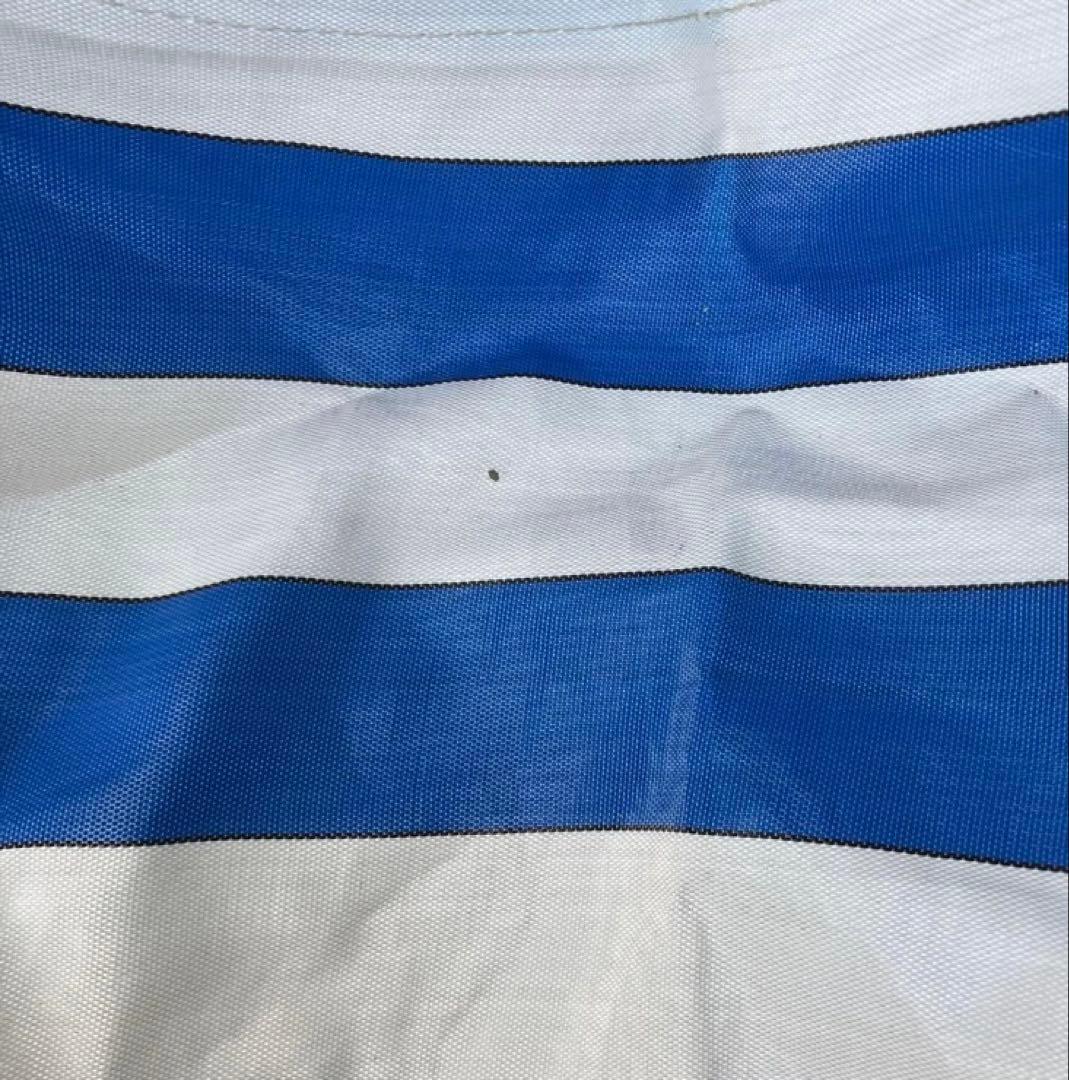 赤と白、青と白のガタパウトチェアセット