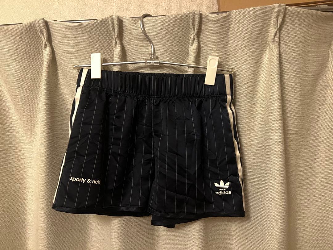 adidas Sporty & Rich ストライプショートパンツ