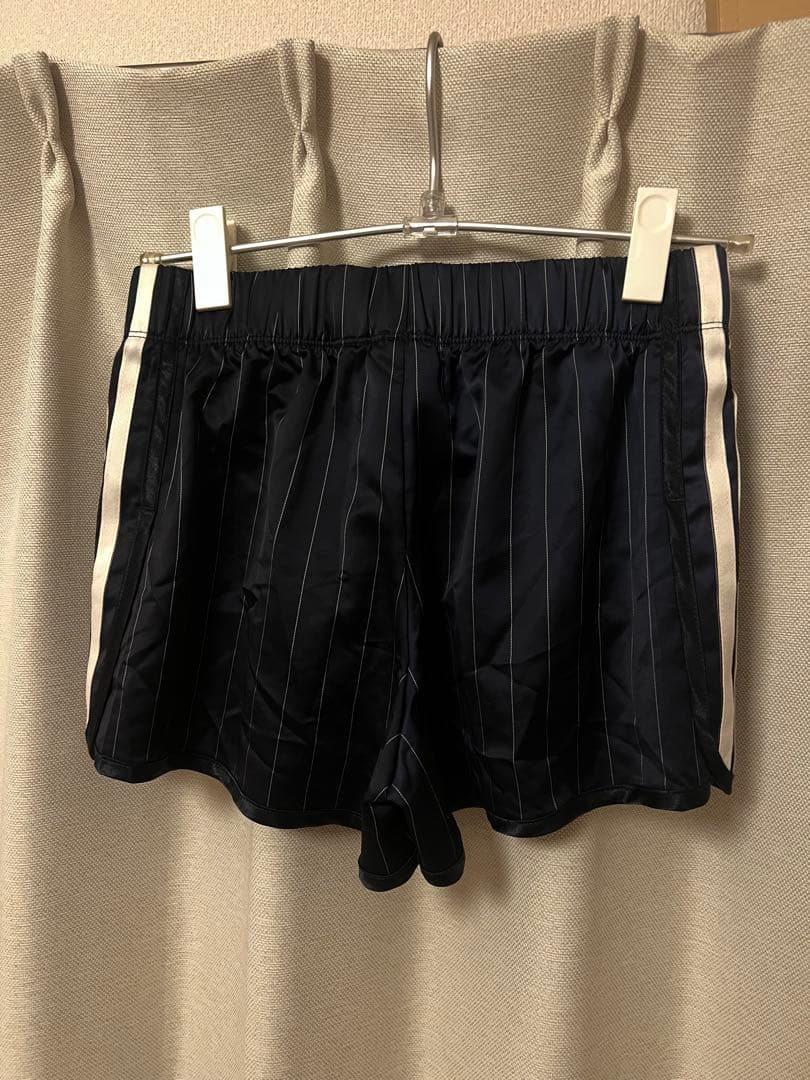 adidas Sporty & Rich ストライプショートパンツ