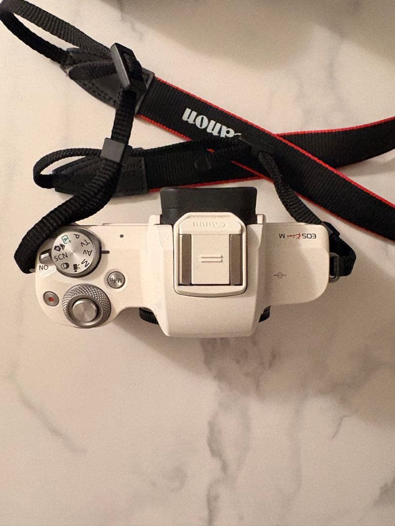 Canon EOS Kiss M ミラーレス一眼 本体とレンズ2本