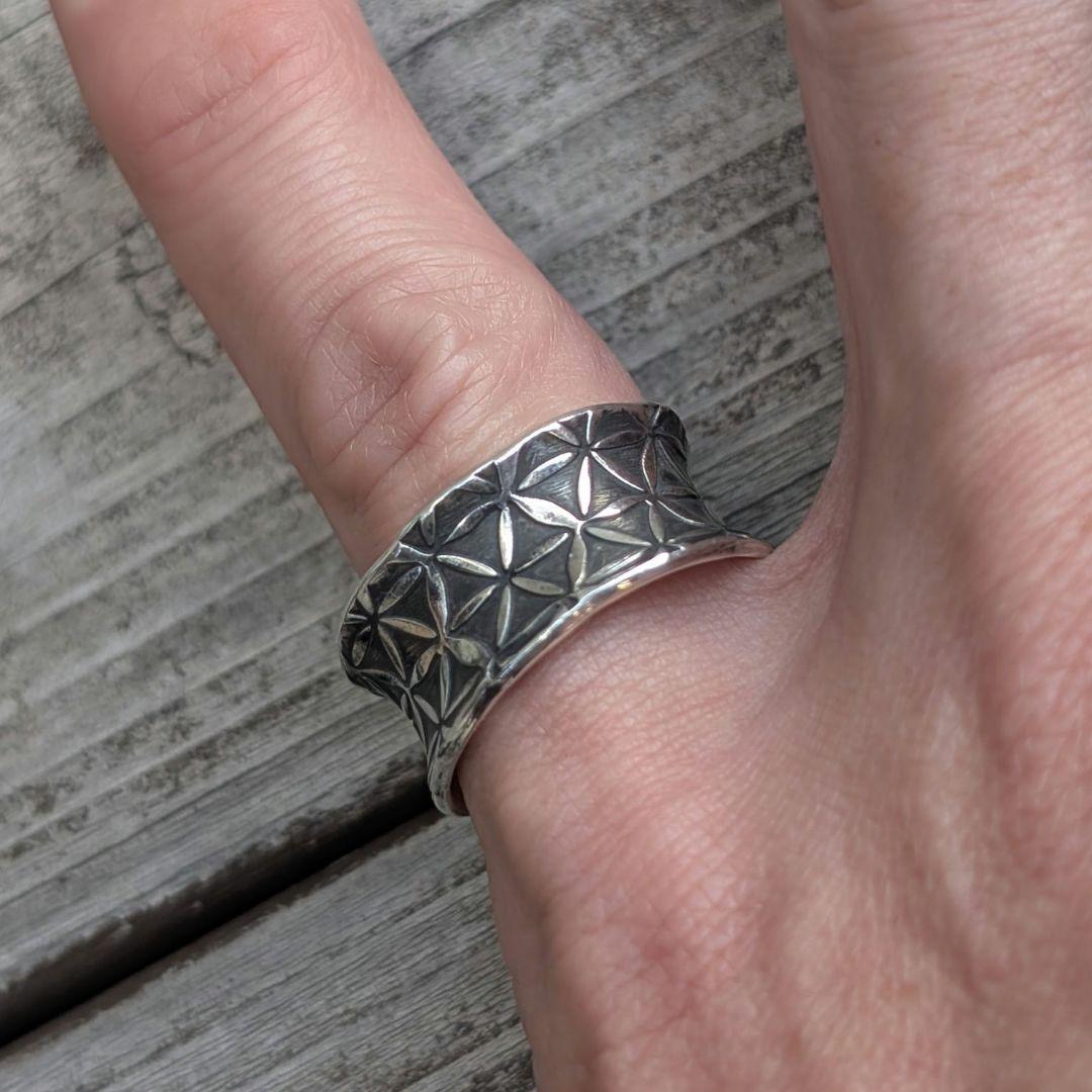 ハンドメイドのシルバーリング　インディアンジュエリー風　スタンプワーク