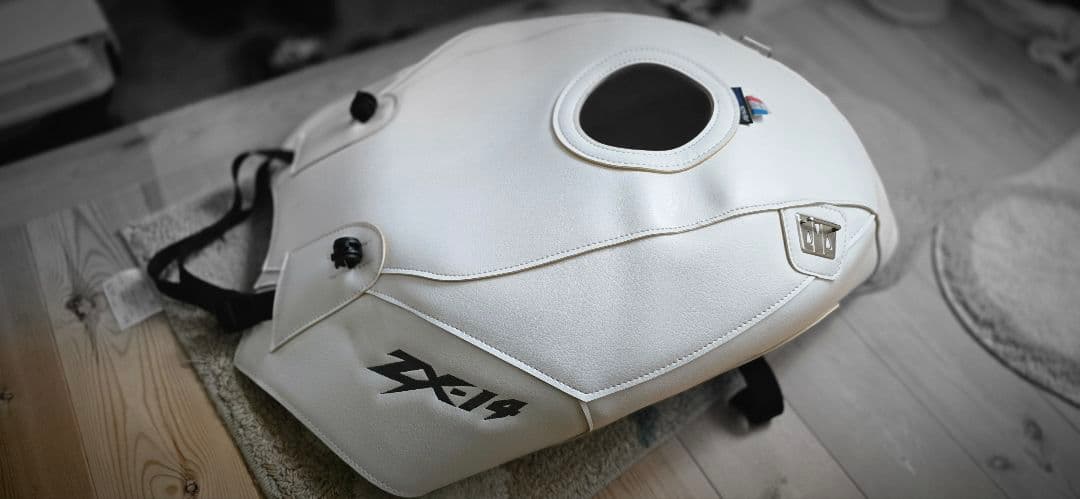 カワサキ　ＺＸ１４　バグスタータンクカバー　ホワイト中古