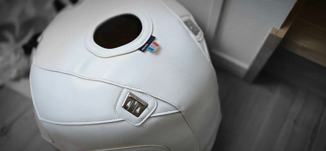 カワサキ　ＺＸ１４　バグスタータンクカバー　ホワイト中古