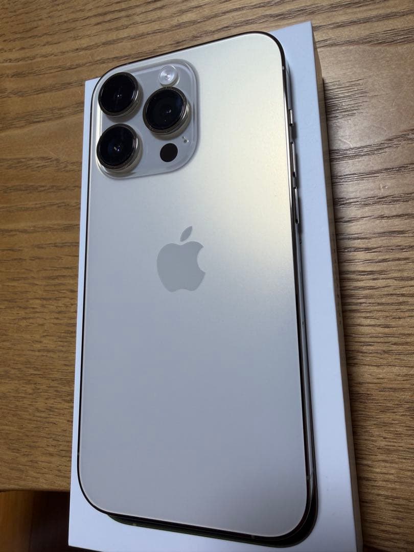 エ*ン様 Apple iPhone 14 Pro 本体　画面上部割れ