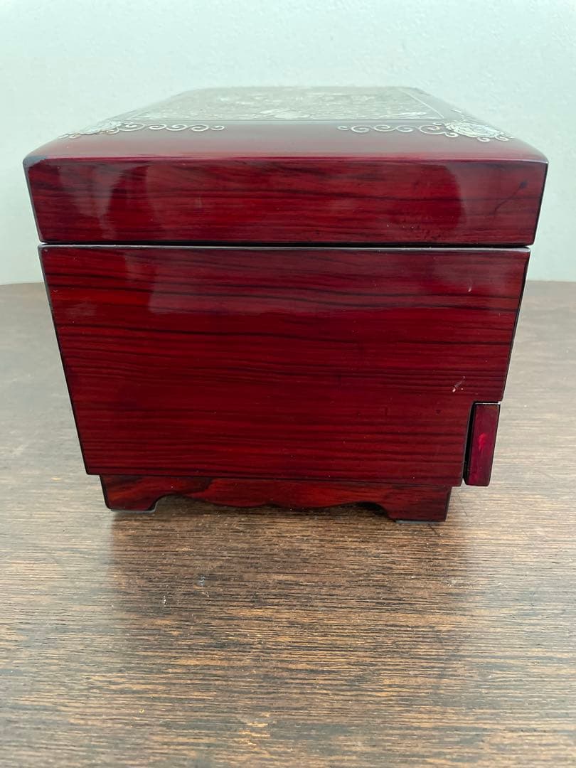 うさぎと蝶模様　貝殻細工　螺鈿 螺鈿細工 漆器　宝石箱 ジュエリーボックス