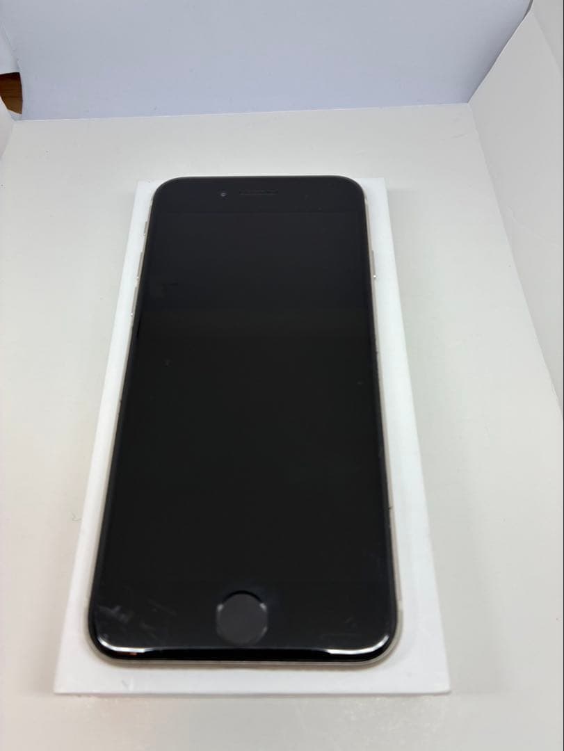 【極美品】iPhone SE3 64G スターライト　SIMフリー 新品バッテリ
