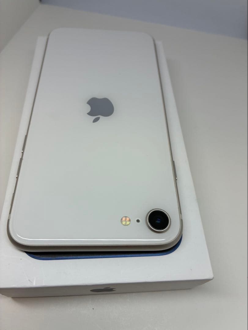 【極美品】iPhone SE3 64G スターライト　SIMフリー 新品バッテリ