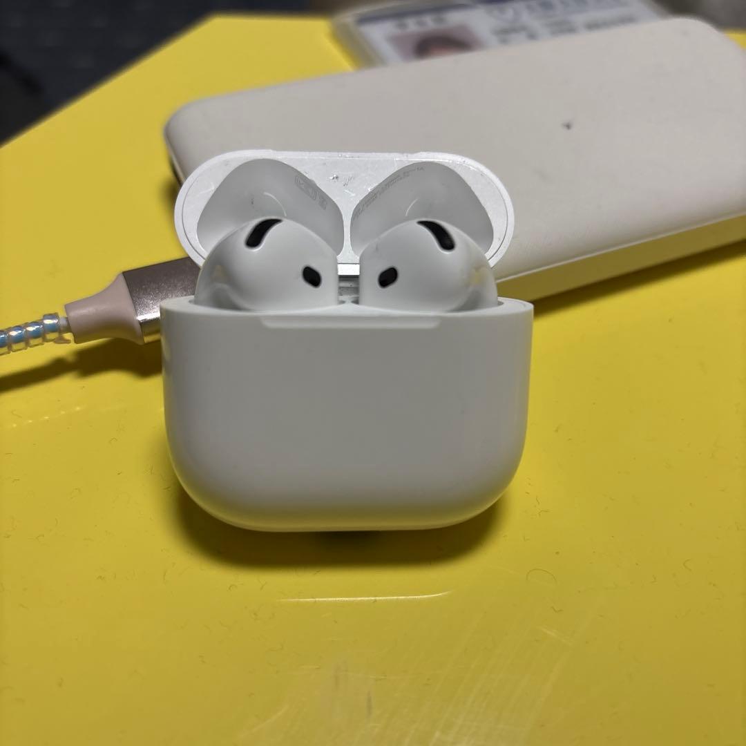 AirPods4本体 ホワイト 充電ケース付き