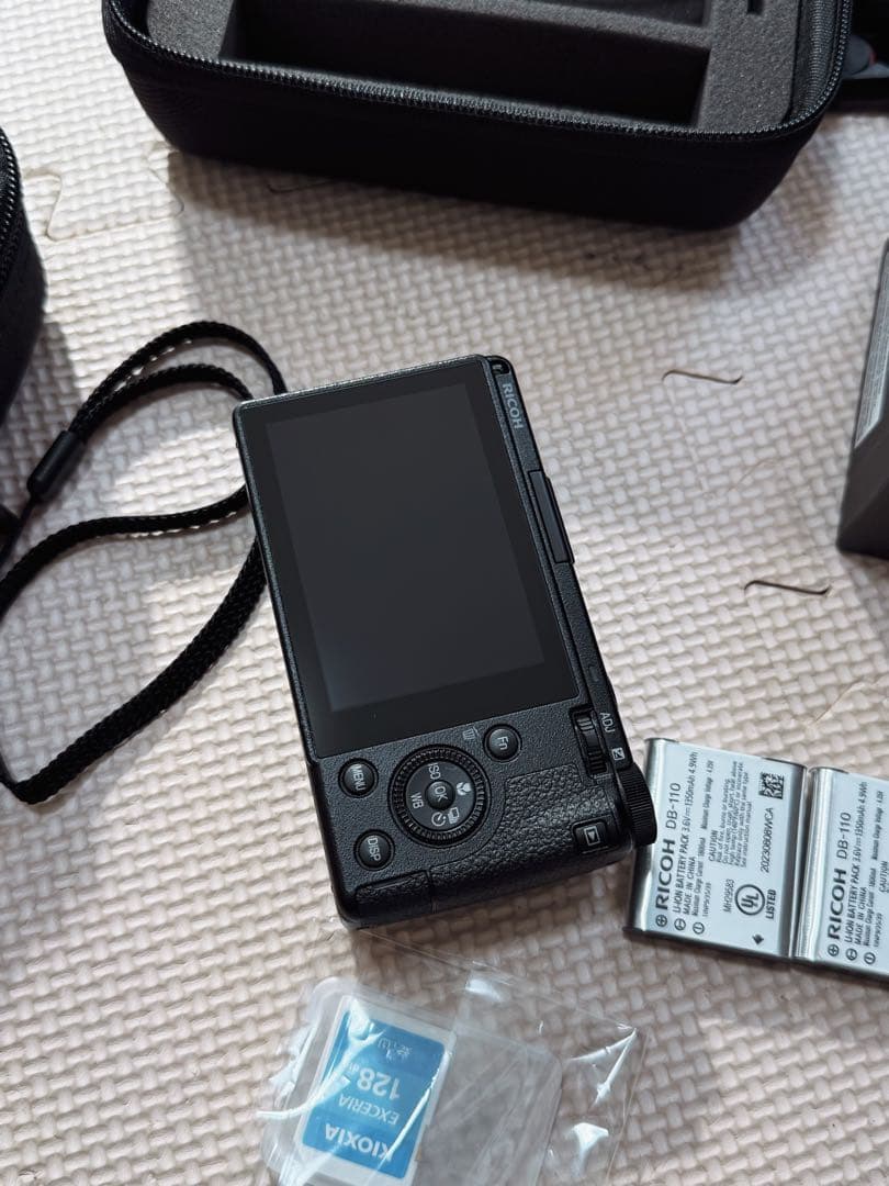 RICOH GR III コンパクトデジタルカメラ　フラッシュと多数おまけ