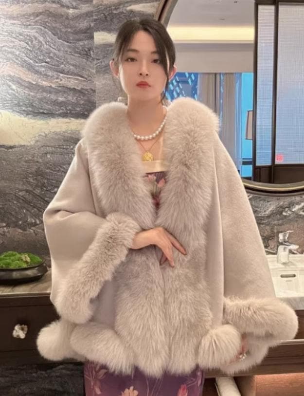 優しい雰囲気のカシミヤ混ウールフォックスファー付きポンチョ 肉厚毛皮ファー