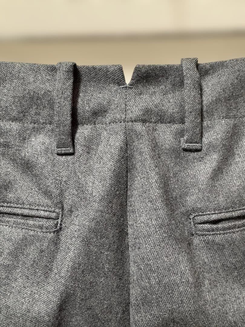 【新品未使用】STILL BY HAND ウール テーパードスラックス グレー