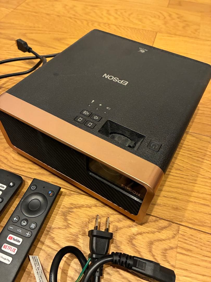 EPSON　プロジェクター　EF-100B