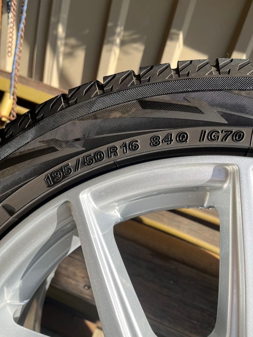 トヨタアクアスタッドレスタイヤホイールセット　ナットつき