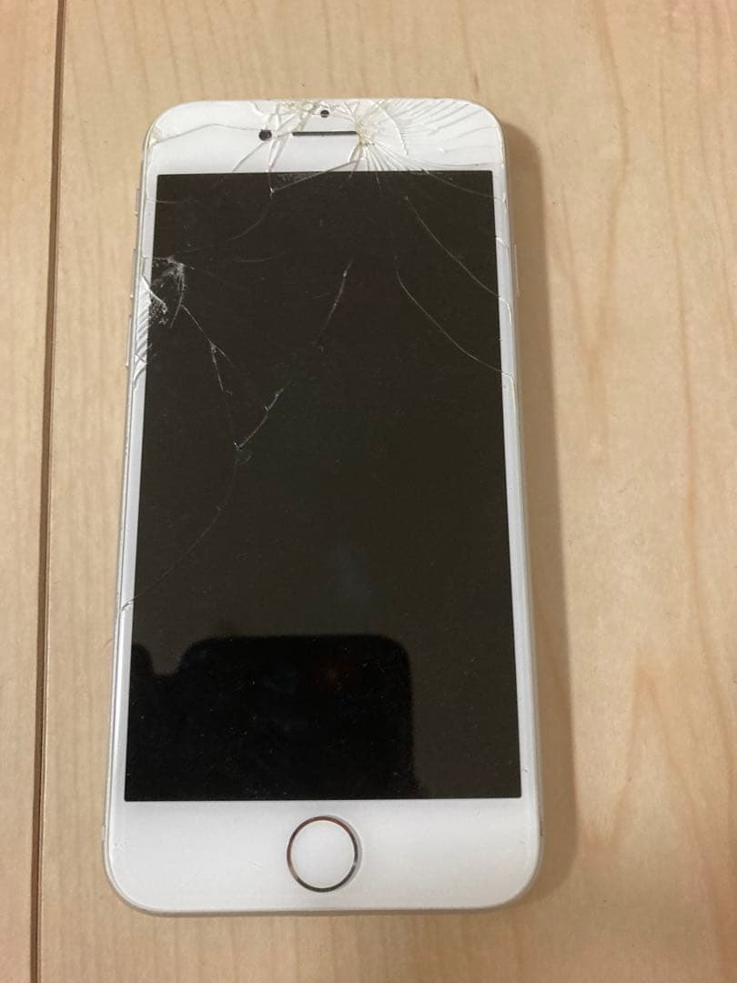 iPhone 8 ホワイト シルバー ひび割れあり